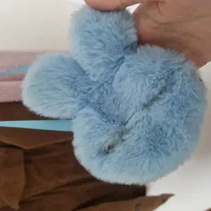 Cute blue föuffy bunny bag with little coin pocket. Köpt på en marknad i älmhult. Kan mötas upp i Lund.