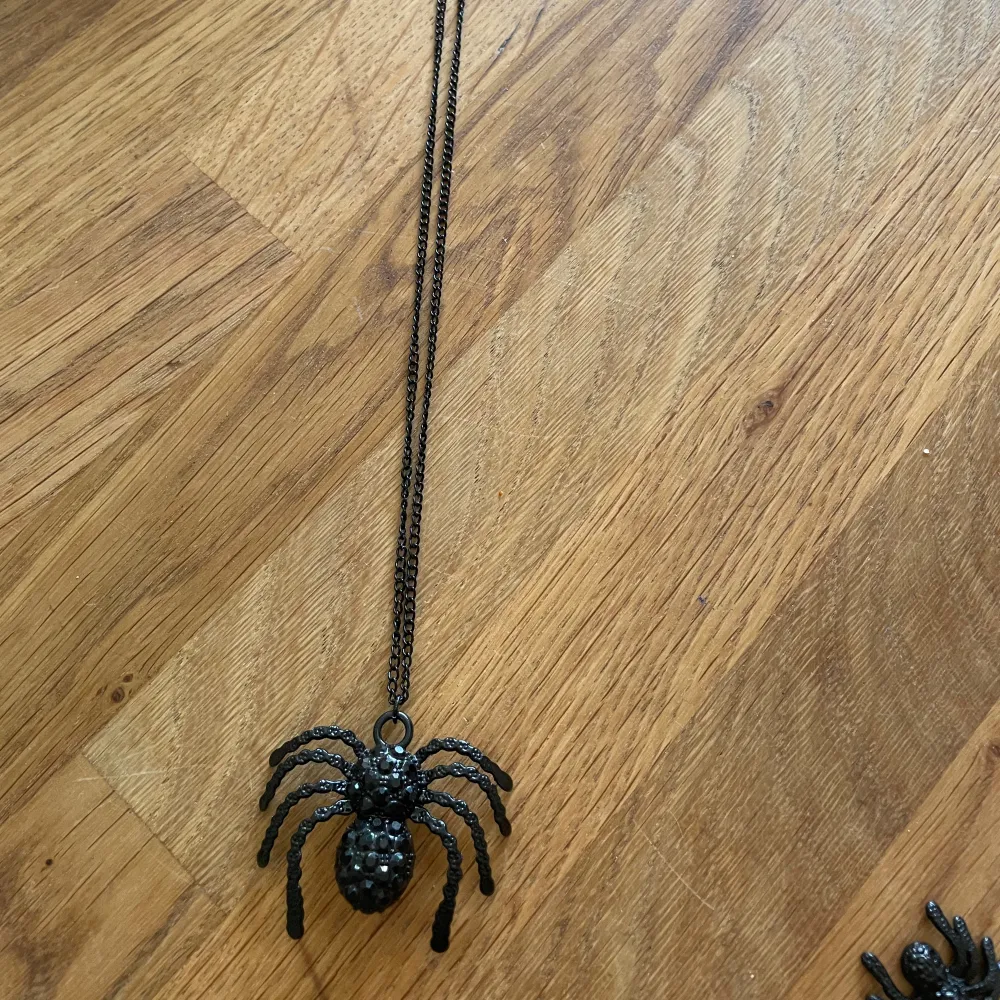 Ett halsband med en svart spindel på! Går att justera längd. Accessoarer.