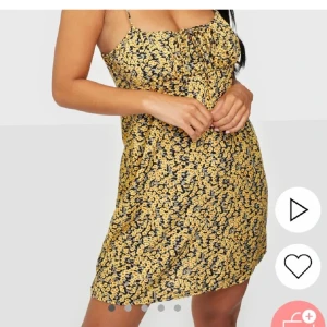 Motel rocks klänning  - Säljer denna super söta klänningen som blivit för liten för mig o inte kommer till användning. Varsamt använd inga defekter. 