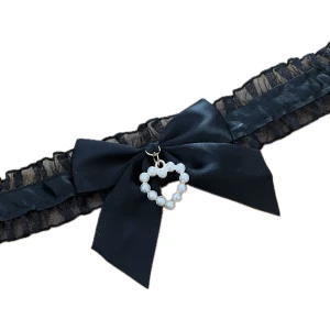 Spets-choker - Svart choker i spets med rosett och pärlhjärta. Så fin!