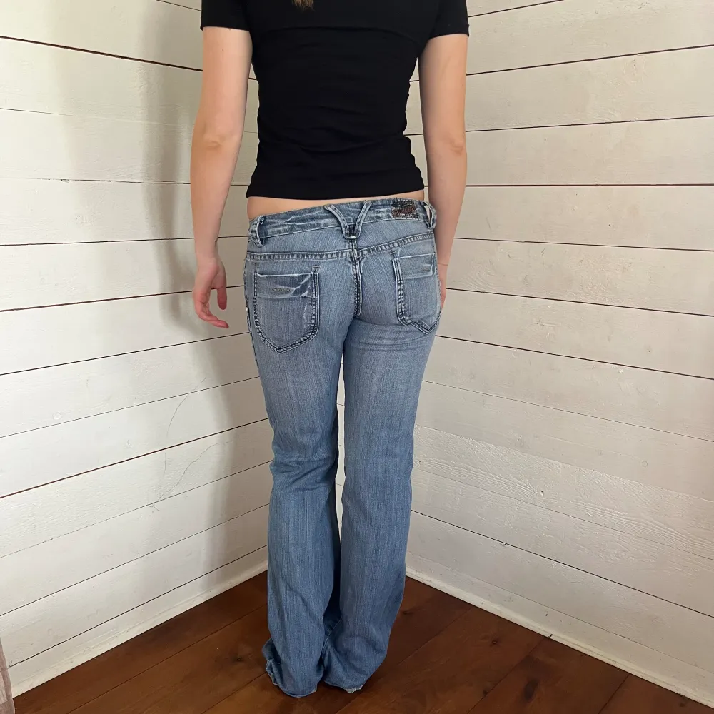 Jeans nr: 1  Midjemått(rätt över): 37 Innerbenslängd: 83 Modellen är: 168  Skriv om ni har några frågor💗//Perfectjeans . Jeans & Byxor.