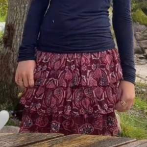 Jättefin somrig kjol från Lindex! Säljs inte längre och har använt någon enstaka gång. I stl 146/152 men passar XS. Skriv vid intresse så skickar jag fler, bättre bilder ❤️