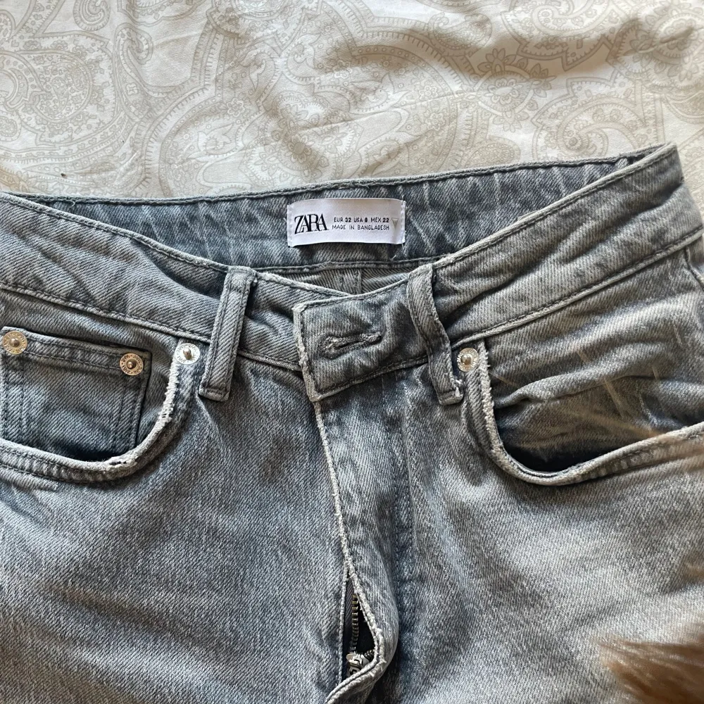 Säljer mina Zara jeans i en superfint ljusgrå färg med slits i storlek 32 jeansen är lite nedtrampade på baksidan men annars har de inga defekter💕. Jeans & Byxor.