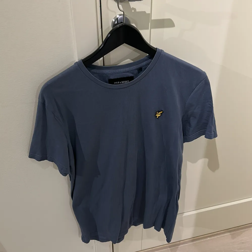 Lyle&scott tröjor i bra skick, blåa är lite oversized . T-shirts.