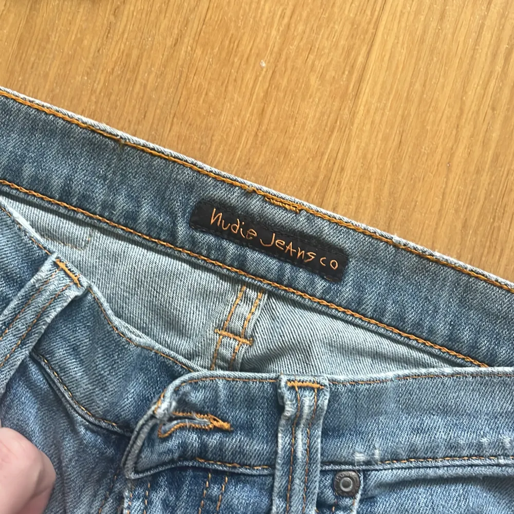 Säljer dessa as feta jeans från Nudie säljer lite billigare pga storleken!. Jeans & Byxor.