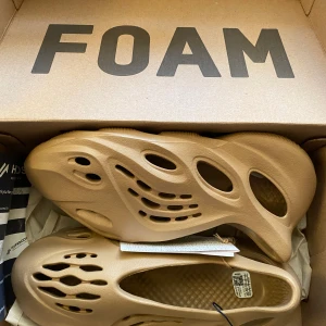 YZY FOAM RUNNERS HELT NYA -  Storlek 40.5  Färg Clay Taupe Perfekta skor till vår och sommar Helt nya, oanvända, med Original låda Authenticated av Hypeboost  Slippa skicka pengar till Adidas , Köp från mig istället  🇵🇸