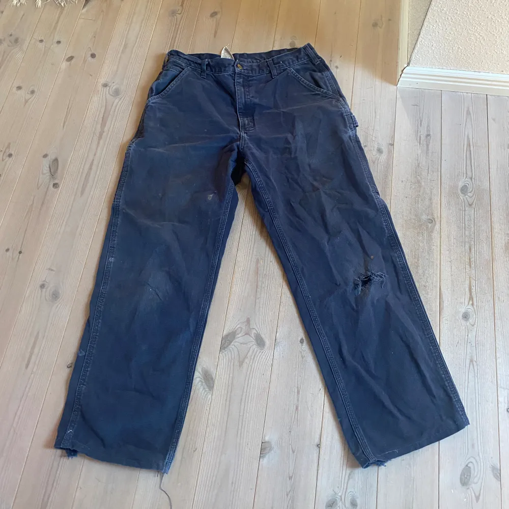 Feta blåa jeans från carhartt. Har ett hål på smalbenet och lite fläckar annars inga defekter. Jeans & Byxor.