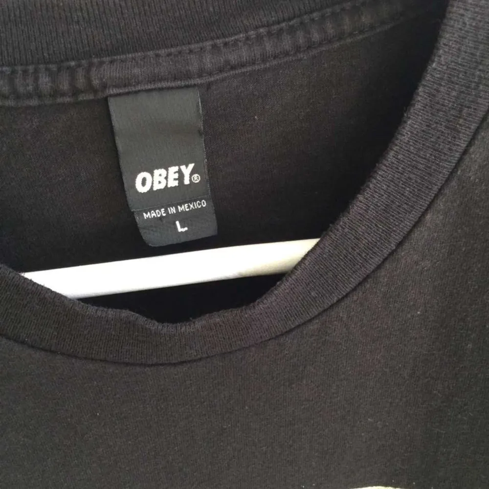 Obey T-shirt i stolen L. T-shirts.