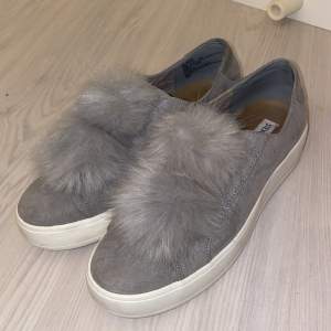 Skor med fluff/päls från Steve Madden, säljer även i grått 