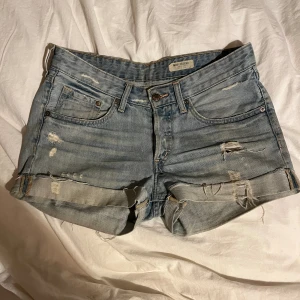 Shorts Ljusblå  - Säljer dessa låg midjade shorts då de är för stora för mig tyvärr. Tvätten på tyget visas tyärr inte lika bra på bild då dem är ett snäpp ljusare💓 st 36 och kommer från hm. Kan även gå med på att byta mot något 