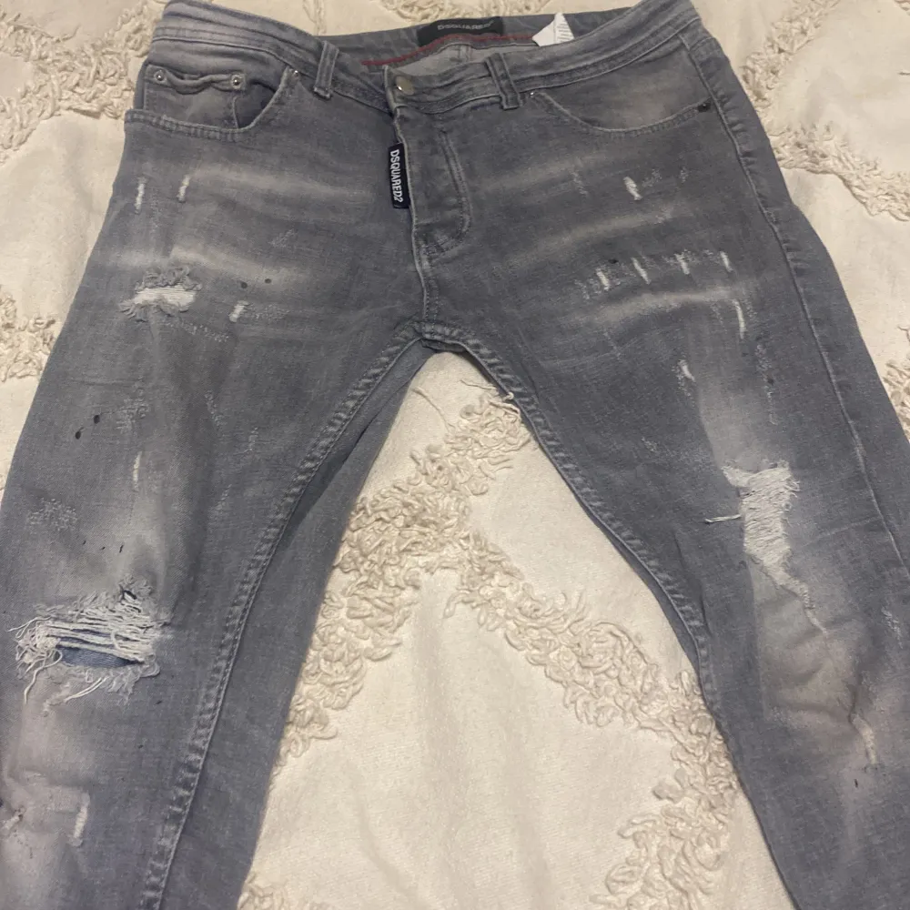 Ett par fina perfekta Dsquared 2 jeans Dem är gråa och jätte fina Knappt använda  Säljer dem för den var tight. Jeans & Byxor.