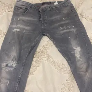Ett par fina perfekta Dsquared 2 jeans Dem är gråa och jätte fina Knappt använda  Säljer dem för den var tight