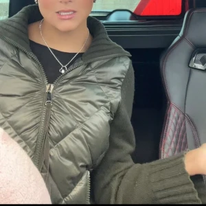 Mörkgrön Moncler cardigan  -  Säljer nu min superfina unika Moncler Cardigan. Den är i storlek M och är i jättebra skick förutom att den är lite nopprig men det fixas nog med en noppborttagare. Den är mörkgrön och är verkligen såå fin!