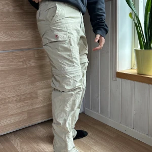Fjällräven byxor  - Byxorna är i super skick. Har bytt knappen på byxorna. Det går även att använda de som både shorts och långbyxa  Skriv vid mer frågor ☺️