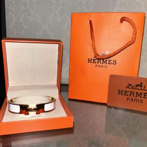 Hej jag säljer detta Hermes armband till ett bra 🏆 armbandet är aldrig använd(endast testad på) Kom privat för fler frågor  eller funderingar⭐️