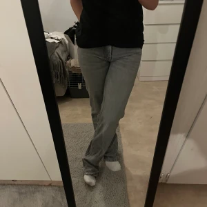 Gråa jeans  - Säljer då dom tyvärr är för långa för mig. Dom är knappt använda.💕 det är dom kända icon jeans från lager 157. Nya kostar dom 400