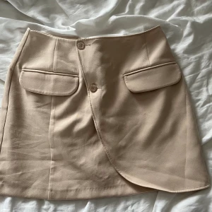 Kjol ifrån LXA - Beige kjol ifrån LXA som inte längre säljs. I nyskick 💕