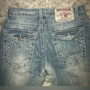 Säljer dessa super fina True Relgion jeans då dom sällan används💛🥰 Storlek S och lägd 28 och midjemått 40 tvärs över💛🥰 inga defekter eller fläckar det är i stort sätt nya🥰💛