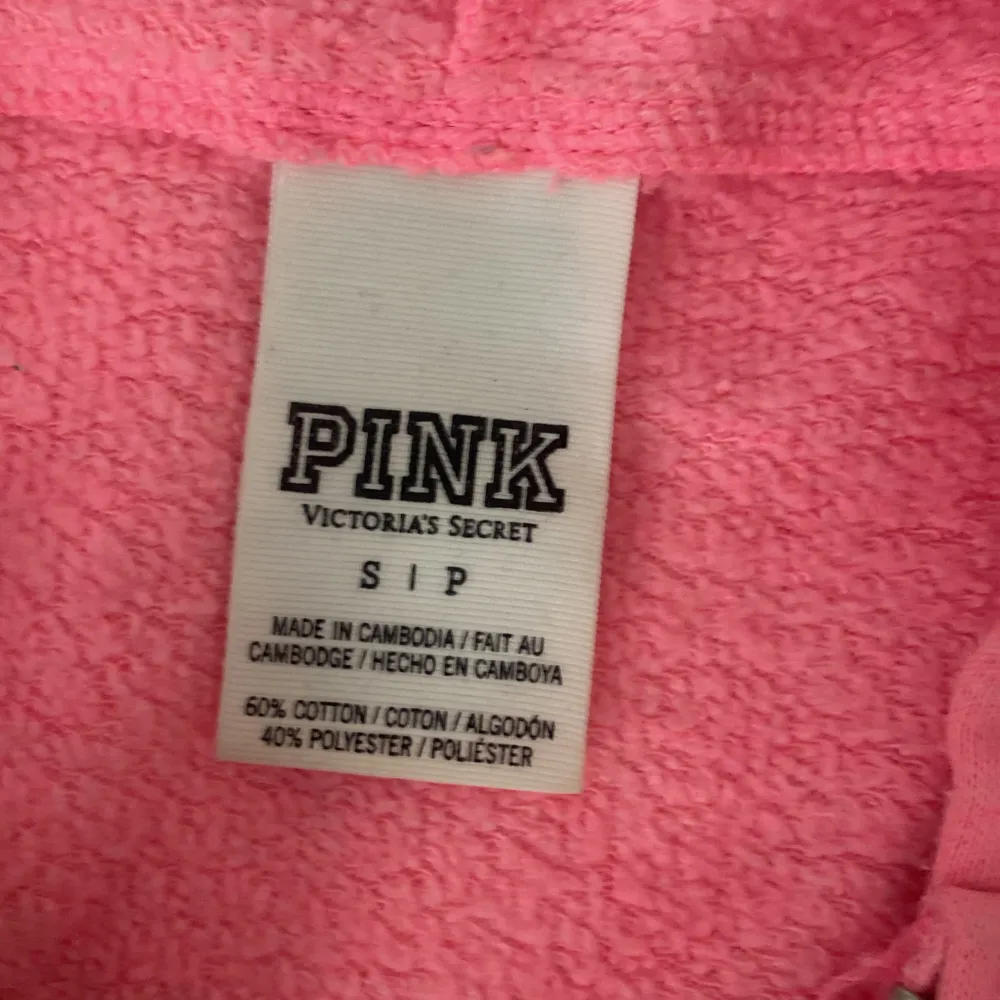 Säljer denna rosa victoria secret tröjan 💕. Tröjor & Koftor.