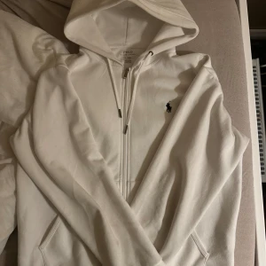 Polo Ralph lauren zip - Säljer min tröja nu då den är för liten  Storlek S 
