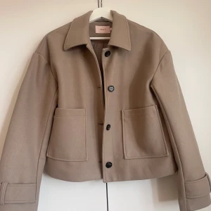 Populär jacka från Nelly  - Säljer denna fina populära jacka från Nelly! Storlek S, fint skick! 