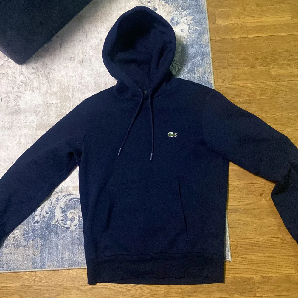 Hej säljer denna underbara hoodie tyvärr så saknas kvitto och den är använd ett fåtal gånger och är i toppskick, jag köpte den för ungefär 1600 kr och lägger ut den för 700 . Hoodies.