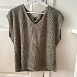 Stickad väst - Fin stickad väst från DeFacto i bra skick utan större tecken på användning. Mycket lätt och bra att ha som lager. Strl S 