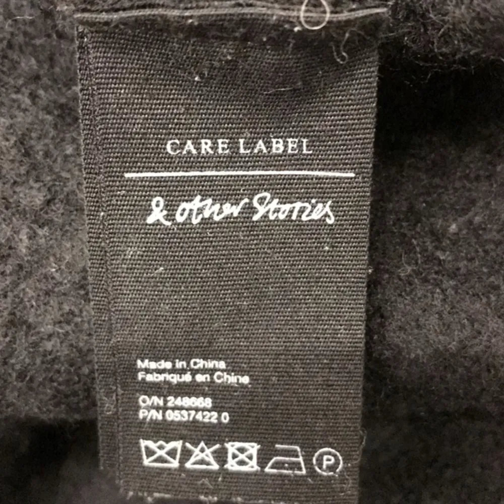 Säljer denna tröja för att den inte passar mig så bra och därför inte kommer till användning. Den är i storlek Xs och jag uppskattar att den är sann i storlek.🙌💥. Tröjor & Koftor.