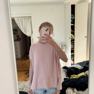 Rosa oversized kortärmad hoodie-tröja - Säljer min jättefina hoodie liknande topp då den inte används. Köpte den second hand men märket är COS. 