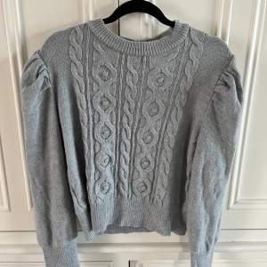 Säljer denna grå mönstrade stickade tröjan i storlek L 