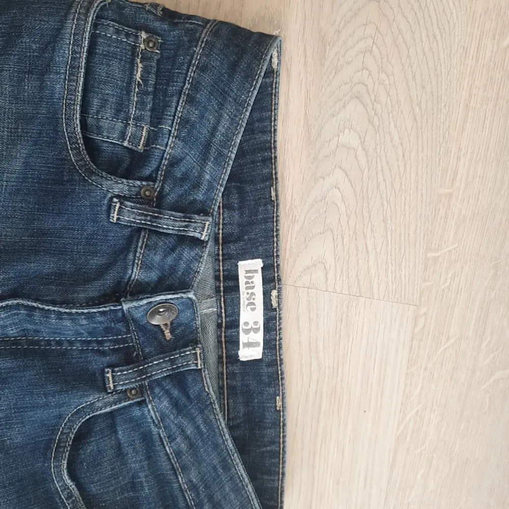 Jättefina jeans som jag nästak aldrig använt. Sitter inte så bra på mig därför vill jag sälja vidare 💓. Jeans & Byxor.