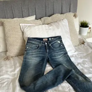 Skittt snygga jeans från Replay som tyvärr inte kommer till användning💕Använda men inga skador!