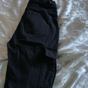 Cargos - Finns två stycken, i storlek 38&36