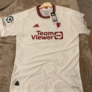 Rashford Manchester United third kit player edition UCL 2023/24 - Helt ny Manchester united tredje kit player edition med Rashford där bak. Jag fick den här som present men jag hejar inte på United.  Den är XL men känns mer som ett L. Man kan hitta samma för 1500kr online