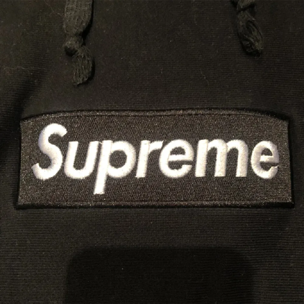 Säljer denna Supreme box logo hoodie för jag ångrade mig när jag köpte den,  Den är i bra skick och material  Vet ej om den är äkta därav priset men köpte den på plick :)  Kan gå ner i pris vid snabb affär. Hoodies.