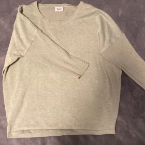 Söt topp - Cool topp med ribbade ärmar