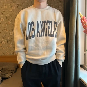 Tröja - Oversized Beige Sweatshirt med text i strl S men är mer som en M, helt oanvänd med lappar kvar