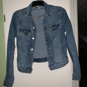 Jeansjacka - Vill du ha fler bilder eller har några frågor är det bara att skriva☺️ Priset kan diskuteras 