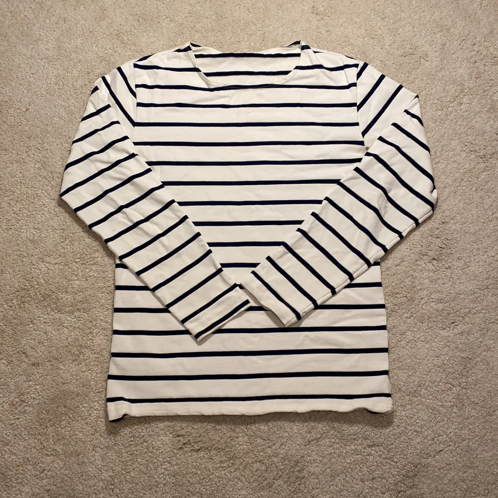 Säljer denna Sailor Stripe tröja som jag tror är köpt ifrån USA. Är i storleken XS men passar nog som en S. Skriv privat för fler frågor ❤️. Tröjor & Koftor.