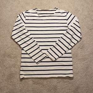 Säljer denna Sailor Stripe tröja som jag tror är köpt ifrån USA. Är i storleken XS men passar nog som en S. Skriv privat för fler frågor ❤️