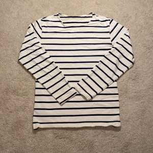 Randig Tröja - Säljer denna Sailor Stripe tröja som jag tror är köpt ifrån USA. Är i storleken XS men passar nog som en S. Skriv privat för fler frågor ❤️
