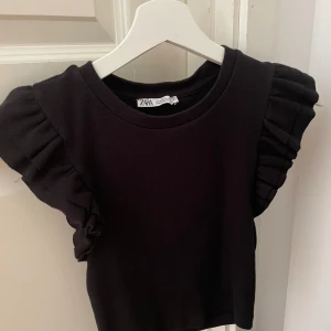 Volangtopp från zara  - Svart topp med volangärmar från Zara. I mycket bra skick, och endast använd några gånger. Passar perfekt till sommar! 💗🥂