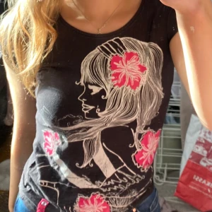 T-shirt  - Vid frågor hör gärna av dig💕🌸