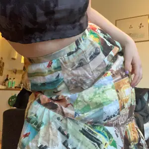 cool unik kjol med formula 1 motiv! aldrig använd då det är lite för liten 🤍🕺🏻 köparen står för frakten🤍
