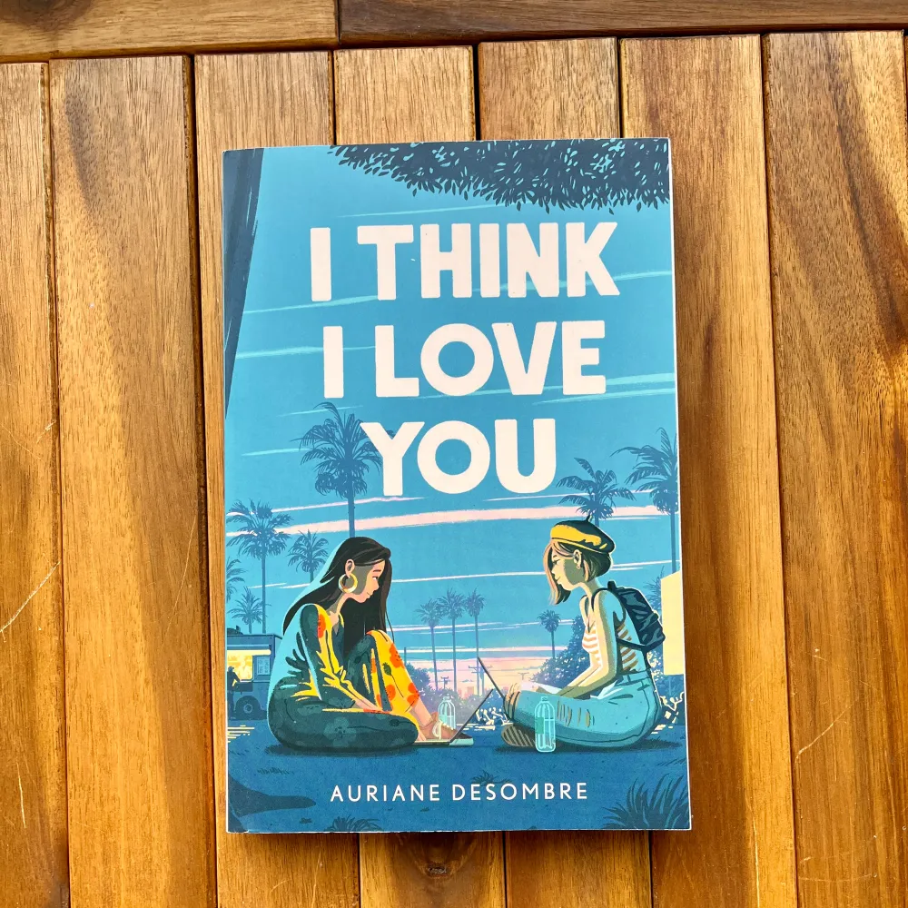 I Think I Love You skriven av Auriane Desombre är en Young Adult kärleksroman som rekommenderades till mig av Tiktok. Boken är i bra skick eftersom den är oläst.. Övrigt.