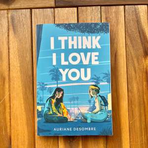 I Think I Love You skriven av Auriane Desombre är en Young Adult kärleksroman som rekommenderades till mig av Tiktok. Boken är i bra skick eftersom den är oläst.