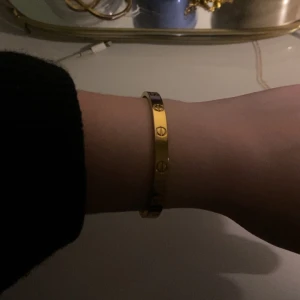 Guldpläterat armband - FRAKT INGÅR☺️ Superfint och hårt armband som är köpt från top style som finns på Instagram. Den har bara legat i mitt smyckeskrin då den inte kommit till användning. Köpt för 300 säljer för 199. Den är även superenkel att sätta på☺️🫶🏼
