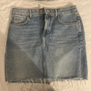 kjol  - mini kjol från bikbok knappt använd. 