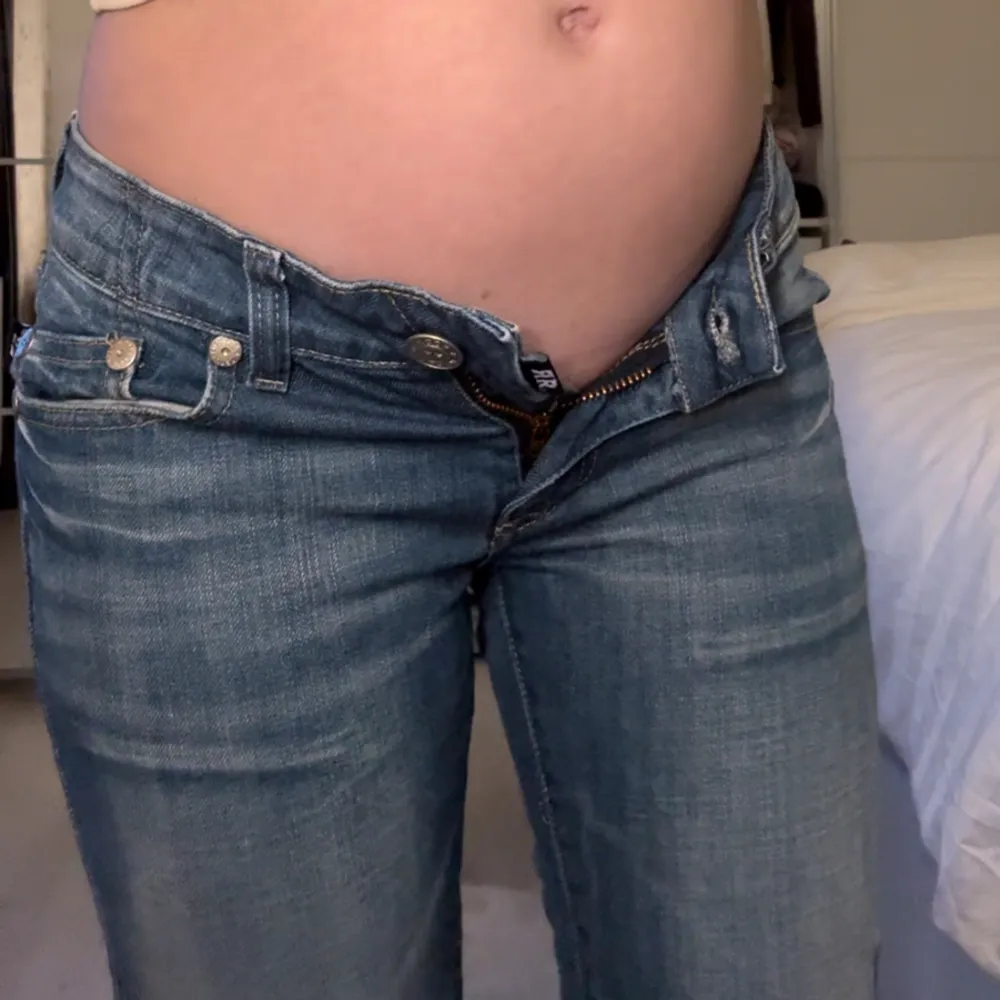 Säljer mina Victoria Beckham jeans som jag köpt på Plick men tyvärr inte hunnit använda själv på grund av graviditet så de inte passar längre. . Jeans & Byxor.
