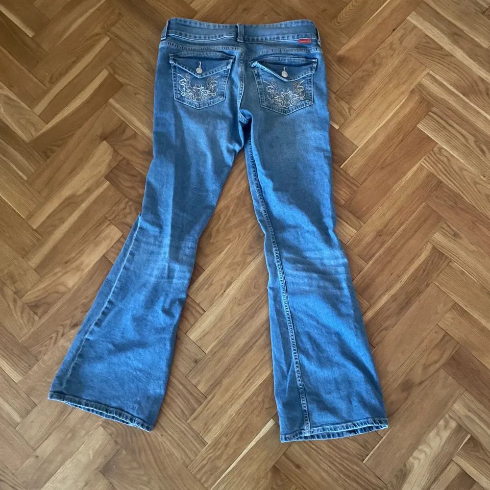 Fina lågmidjade jeans med mönster på fickorna! Lite för korta på mig som är ca 170!💓. Jeans & Byxor.